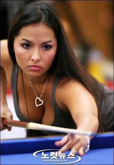 Shanelle Loraine sexy pool player